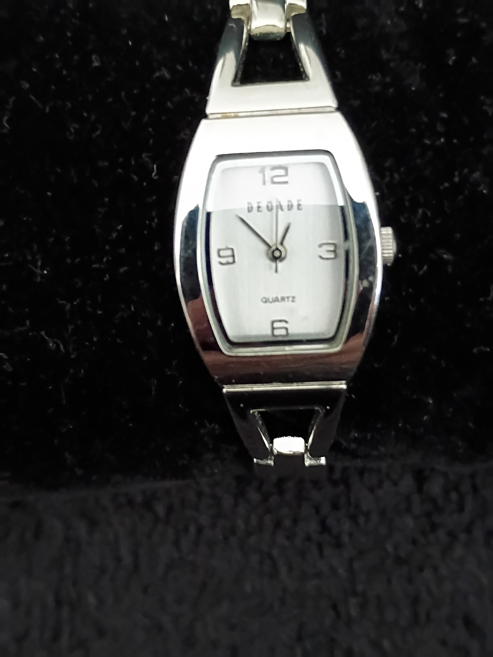 Decode Silver Women's Quartz Bracelet Watch - Elegant Silver Tone